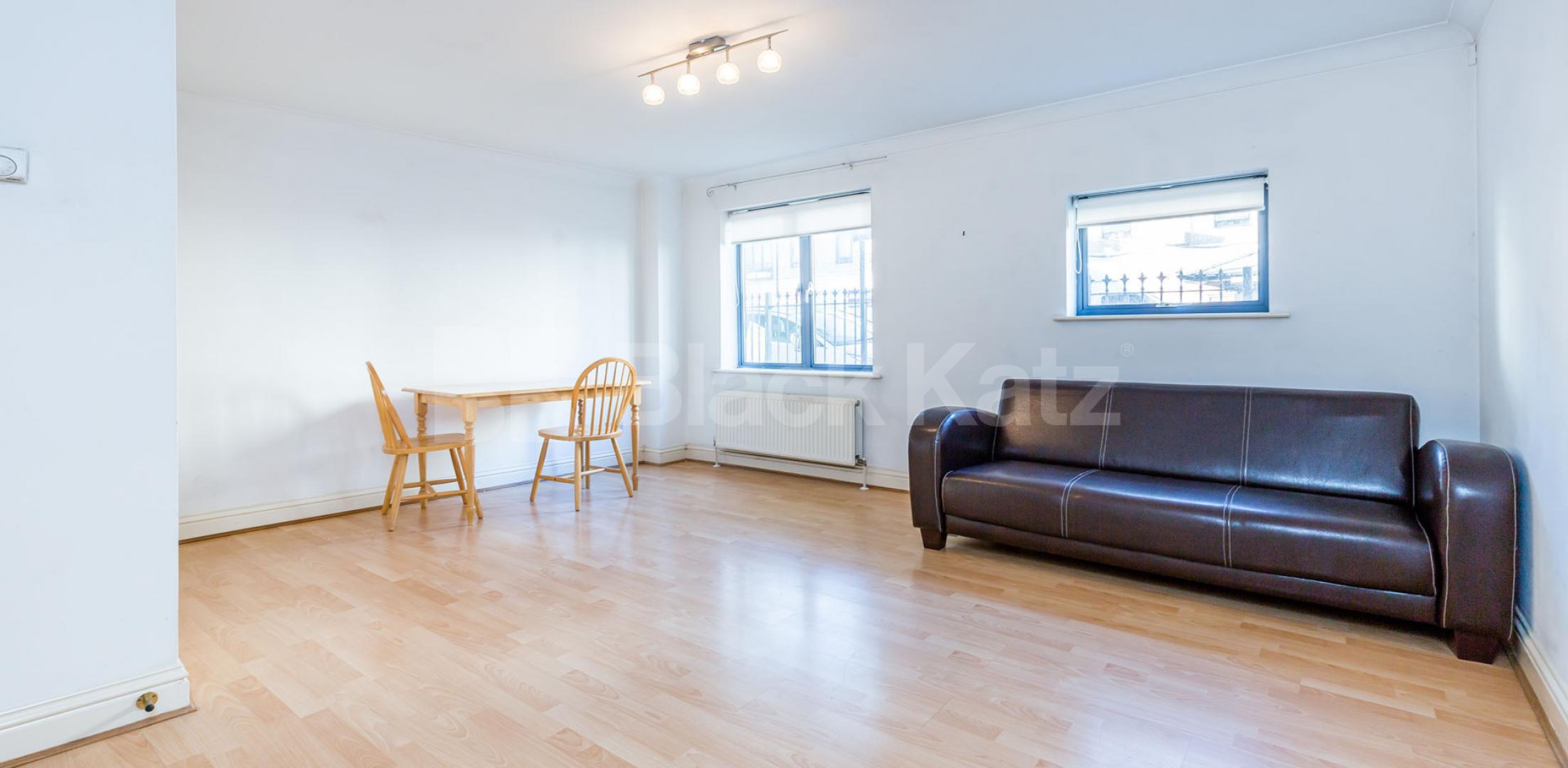 			SPACIOUS 1 BEDROOM FLAT WITH PRIVATE PARKING SPACE, 1 Bedroom, 1 bath, 1 reception Flat			 Tollington Way, HOLLOWAY-ARCHWAY