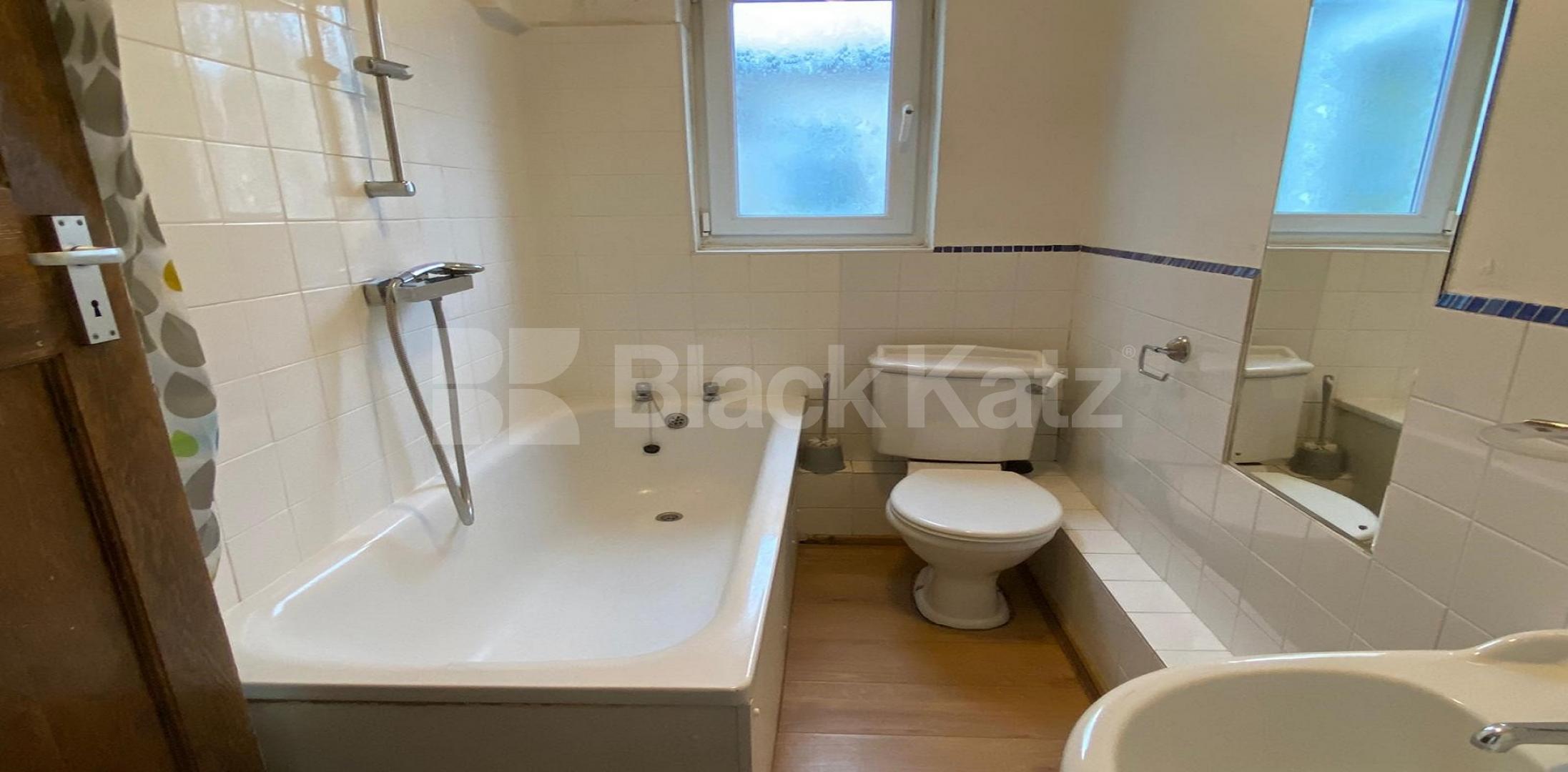 			LET  , 2 Bedroom, 1 bath, 1 reception Apartment			 Edgeley Road , Clapham 