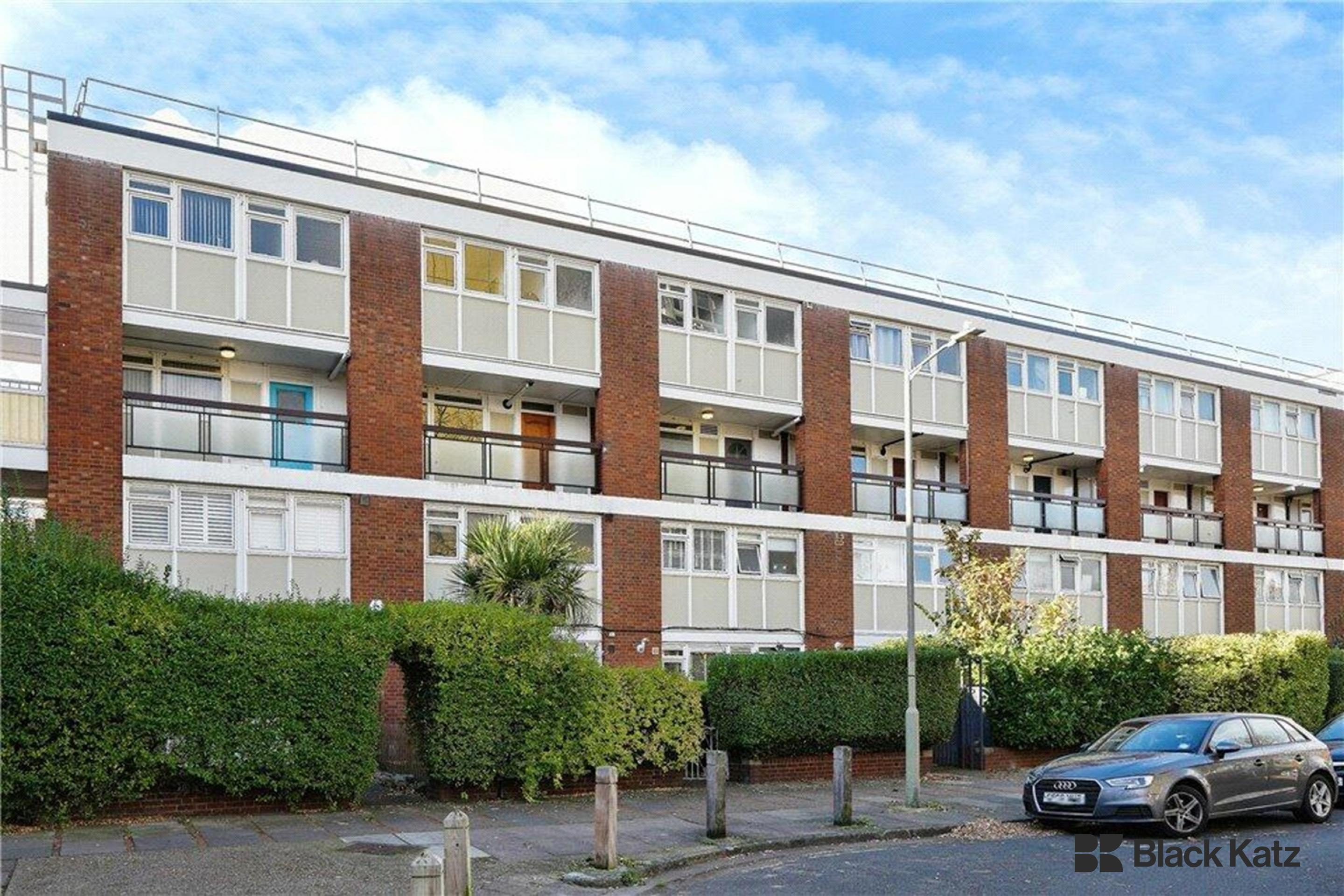 Modern split level apartment with large living room Maskelyne Close, Battersea SW11