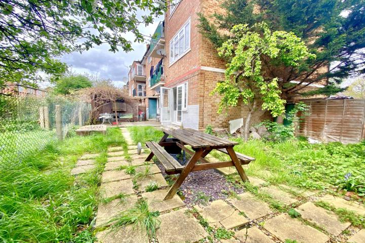 3 bedroom property located close to an array of amenities with Garden Gladstone Avenue , Wood Green