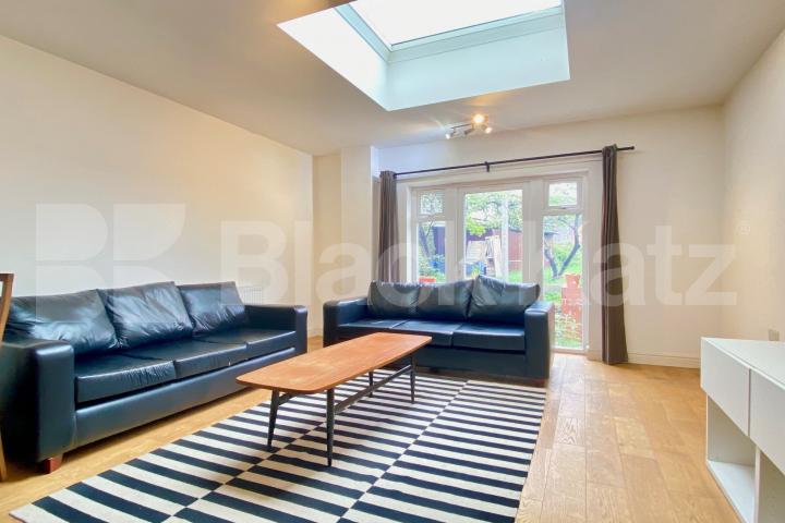 Large newly decorated 4 bed 2 bath mins to tube and shops  Hillmarton Road, Caledonian Road