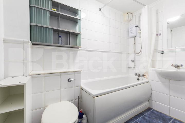 We are delighted to offer this spacious studio apartment located short walk away from Cricklewood station and all local amenities Upton Close, London, NW2 (Inclusive of Water),  London