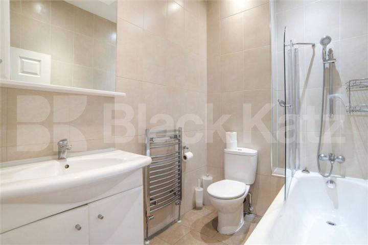 4 bedroom 2 bathroom all bills included except for council Tax  Camden Road, Caledonian Road