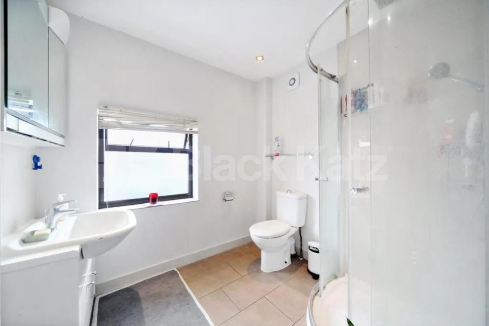 Spacious 3 bedroom property with bills included except for council tax Camden Road, Holloway