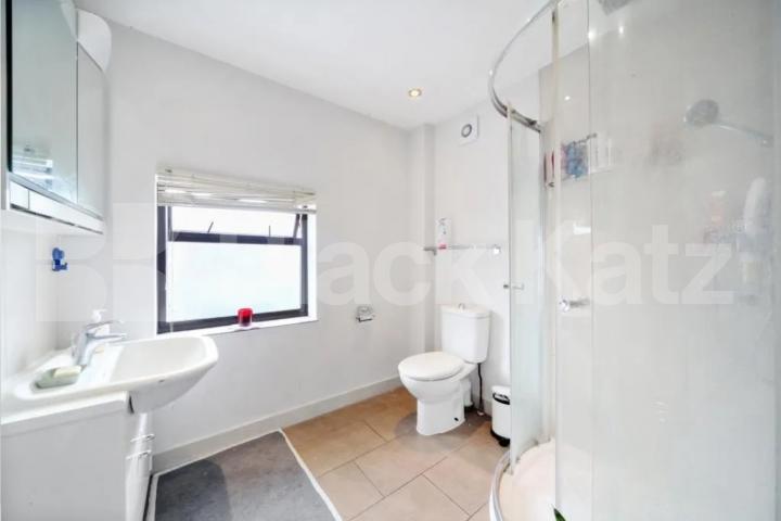 Spacious 3 bedroom property with bills included except for council tax Camden Road, Holloway