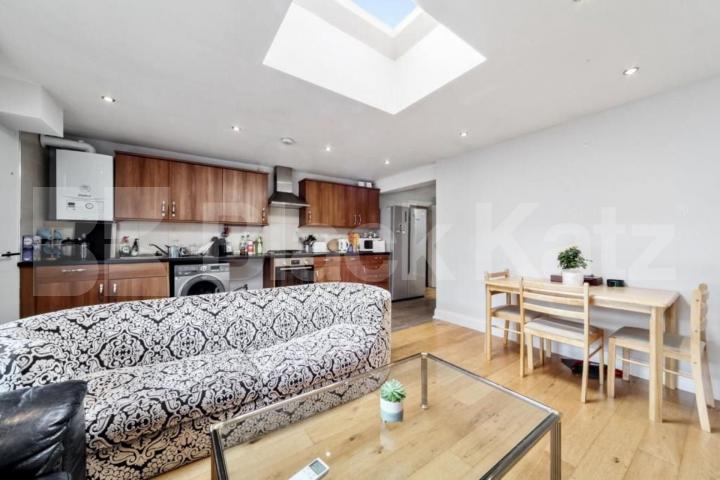 Spacious 3 bedroom property with bills included except for council tax Camden Road, Holloway
