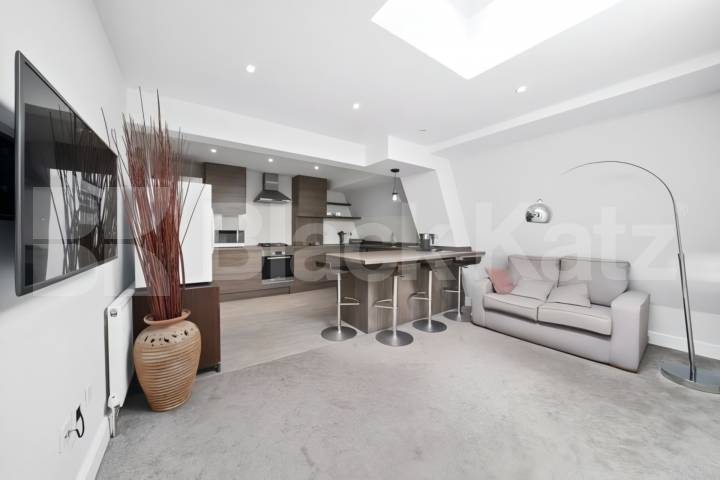 A beautifully two double bedroom apartment offering a modern and stylish living  Camden Road , Holloway