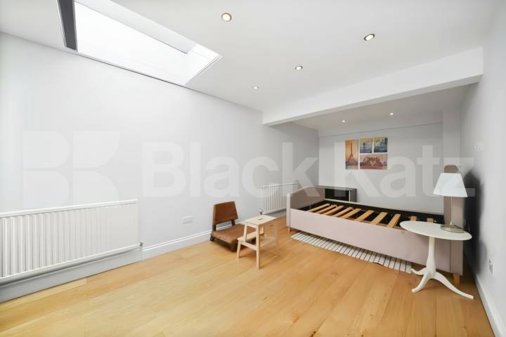 A beautifully two double bedroom apartment offering a modern and stylish living  Camden Road , Holloway