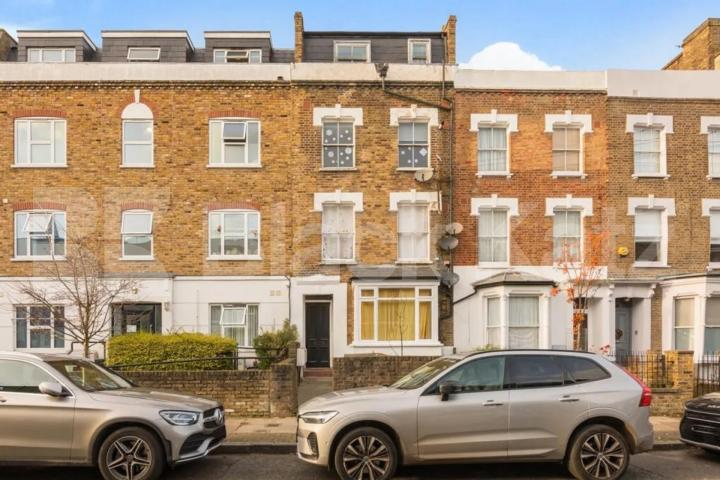 Located on a quiet residential street just off Holloway Road and close a station Davenant Road, Archway