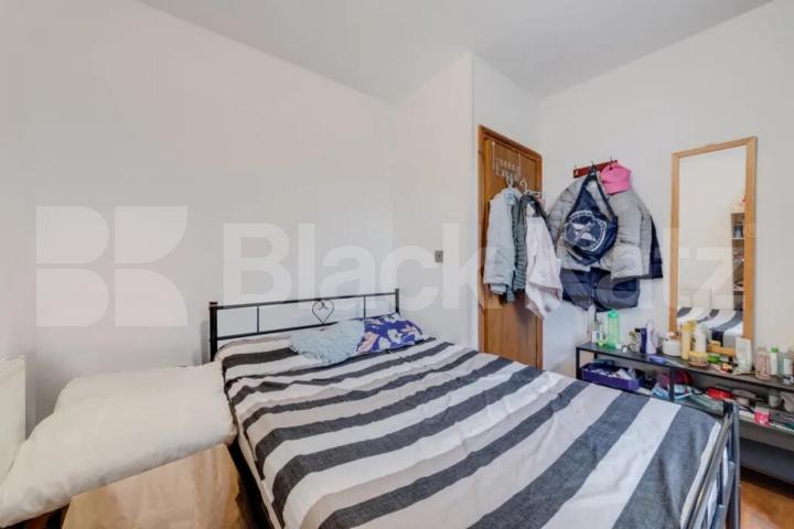 Located on a quiet residential street just off Holloway Road and close a station Davenant Road, Archway