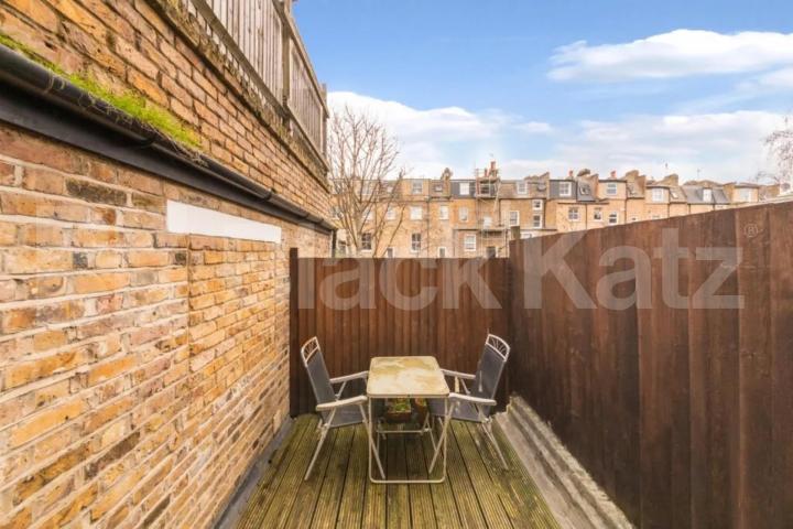 Located on a quiet residential street just off Holloway Road and close a station Davenant Road, Archway