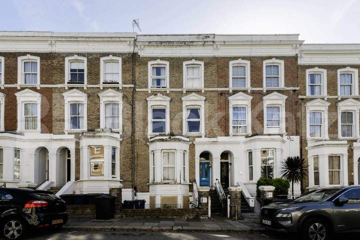 Black Katz is proud of offer this superb two bedroom flat finished to a high standard Burlington Gardens, London, W3,  London