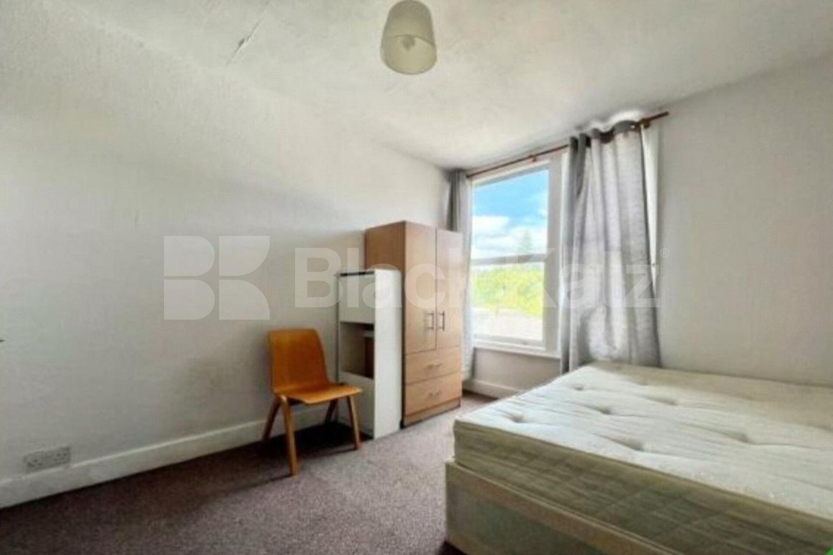 Top Floor 3 bedroom property with spacious kitchen diner Archway Road, Highgate / Archway N6