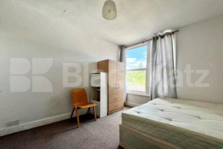 Top Floor 3 bedroom property with spacious kitchen diner Archway Road, Highgate / Archway N6