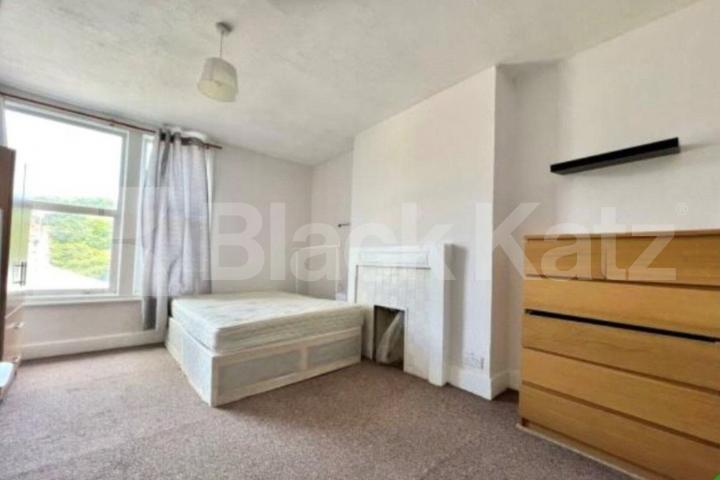 Top Floor 3 bedroom property with spacious kitchen diner Archway Road, Highgate / Archway N6