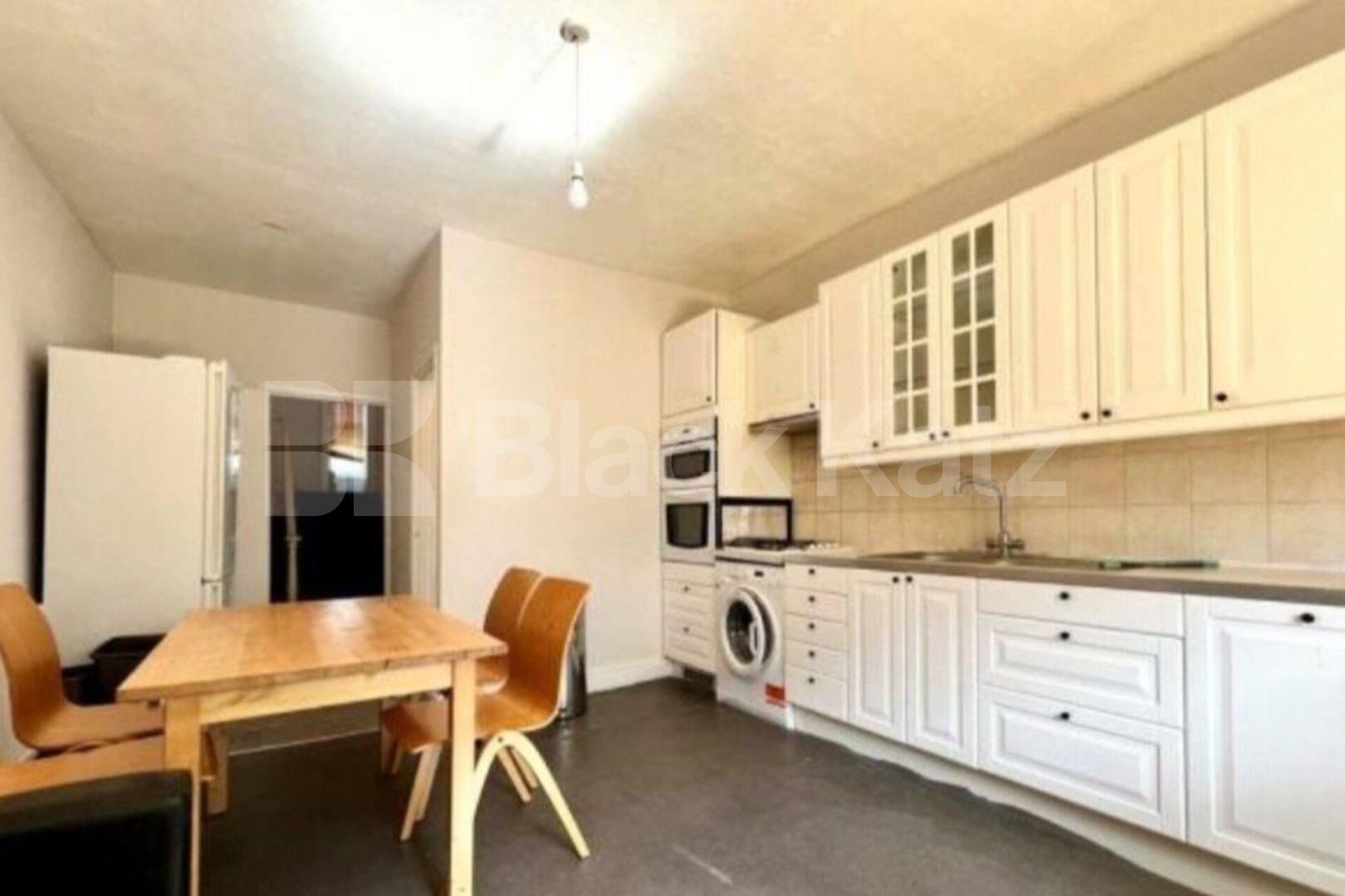 Top Floor 3 bedroom property with spacious kitchen diner Archway Road, Highgate / Archway N6