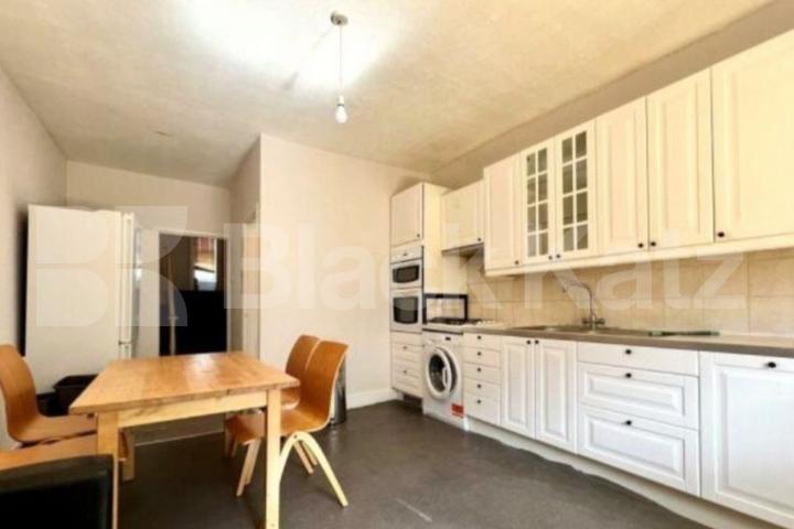 Top Floor 3 bedroom property with spacious kitchen diner Archway Road, Highgate / Archway N6