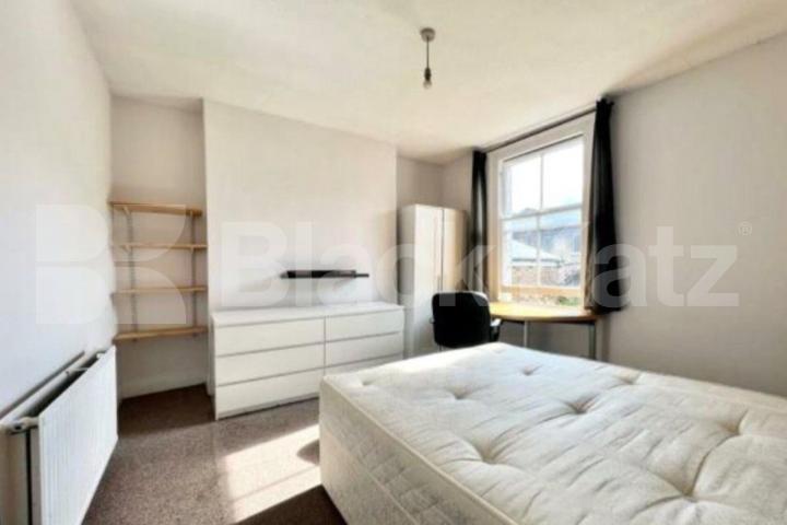 Top Floor 3 bedroom property with spacious kitchen diner Archway Road, Highgate / Archway N6