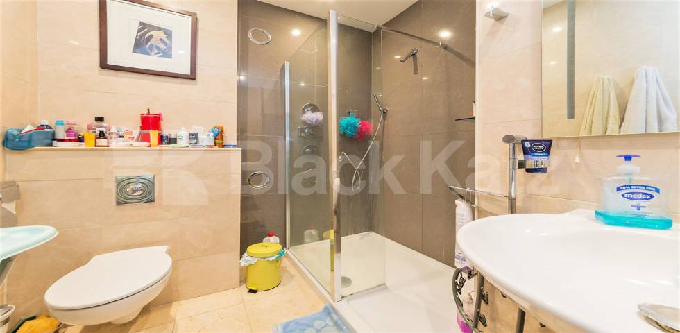 			2 Bedroom, 1 bath, 1 reception 			 Chapter Road,  London  NW2