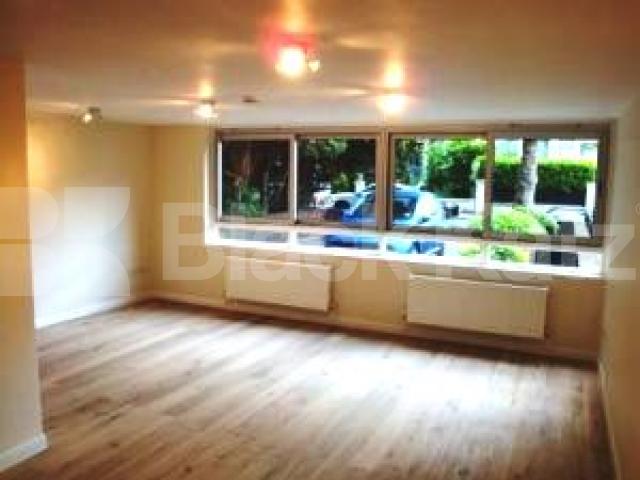 			MUST SEE!!, 2 Bedroom, 1 bath, 1 reception Flat			 Steeles Road, BELSIZE PARK