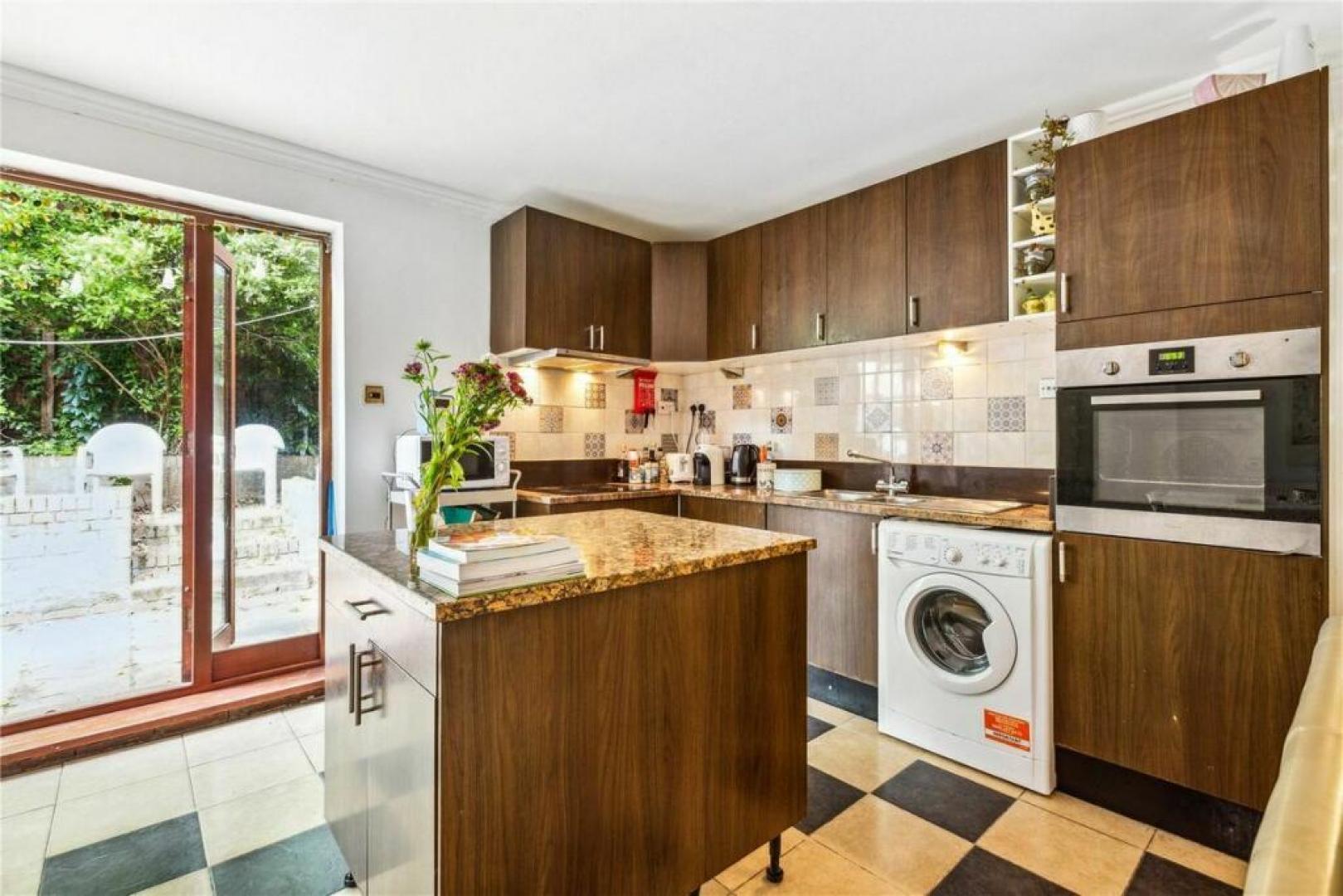 			4 Bedroom, 2 bath, 1 reception Flat			 Campsfield Road, Hornsey