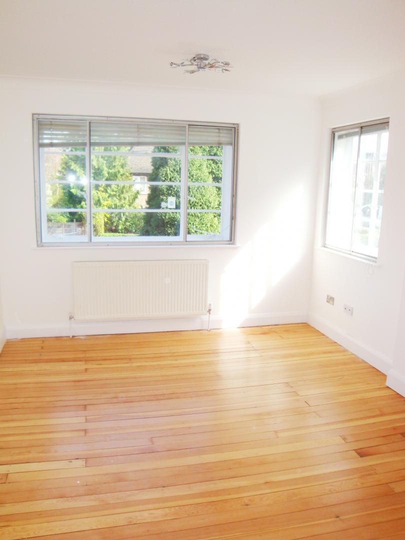 			NEW INSTRUCTION, 3 Bedroom, 1 bath, 1 reception Flat			 Greenhalgh Walk, EAST FINCHLEY / HAMPSTEAD GARDEN SUBURB 