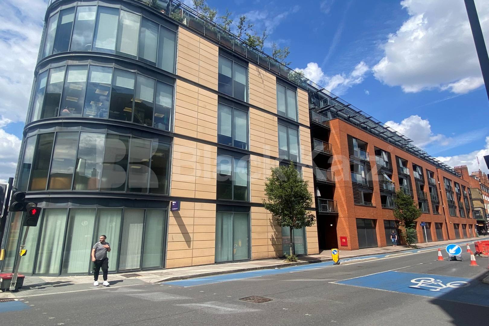 Boasting 1022 Sq. Ft. of living & entertaining space & charming balcony Southwark Bridge Road, Borough