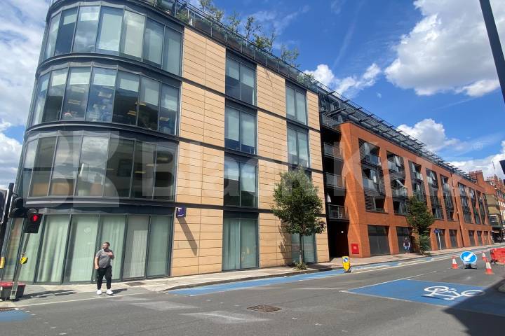 Boasting 1022 Sq. Ft. of living & entertaining space & charming balcony Southwark Bridge Road, Borough