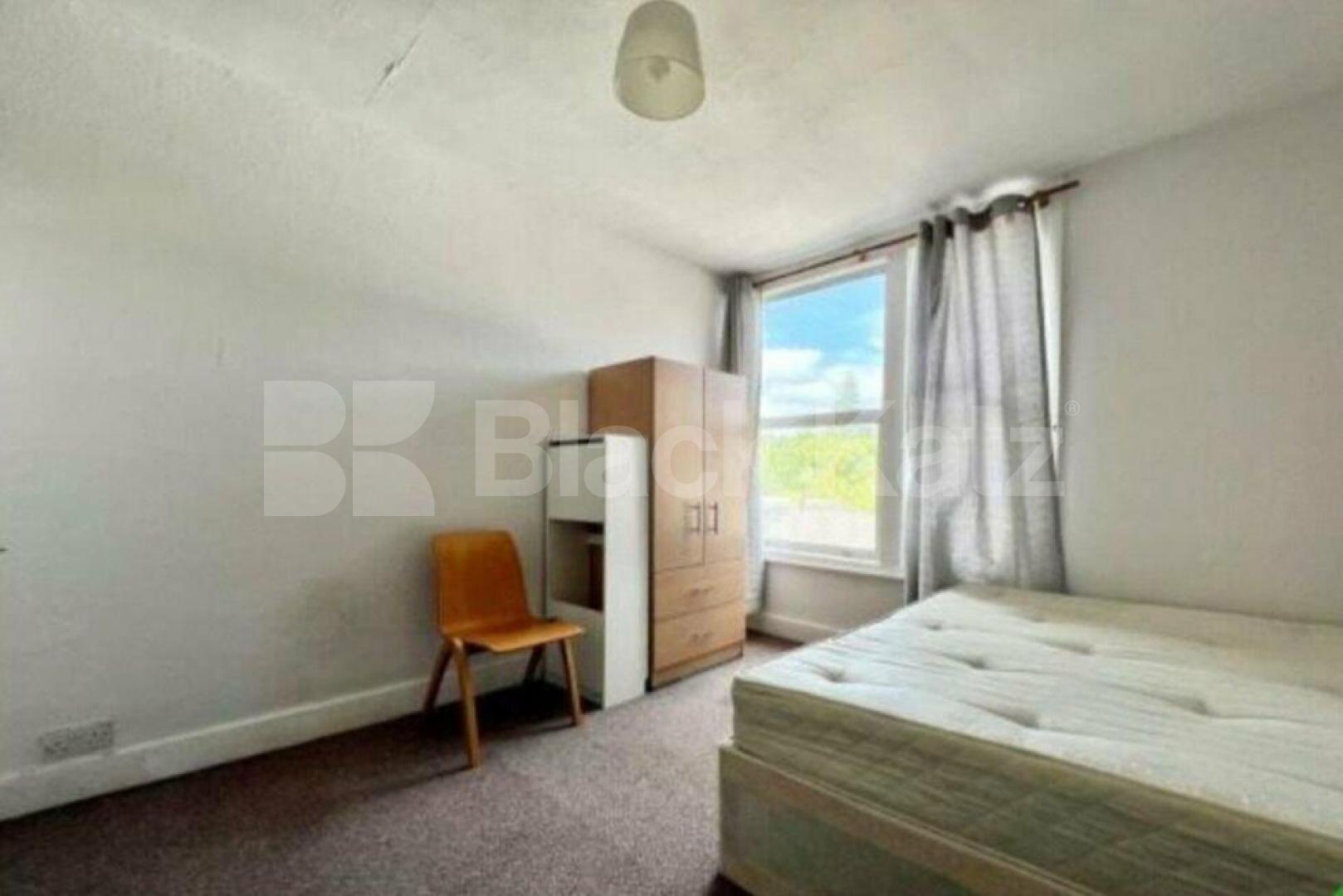 Spacious three double bedroom set on the top floor Archway Road, Highgate