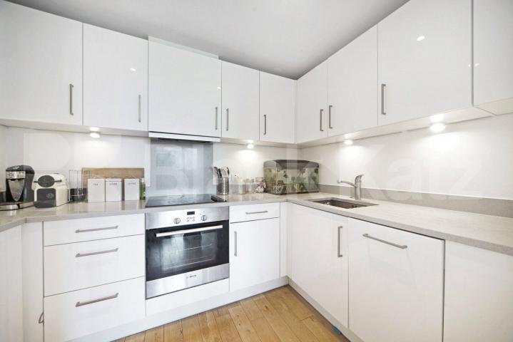 Modern 2 bed 2 bath property within a secure new development  York Way, Holloway 