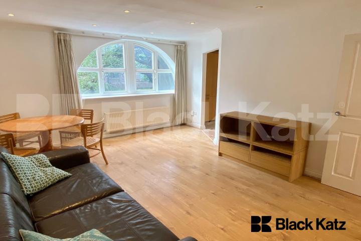 Bright and spacious two bedroom, two bathroom apartment in a gated development Blackburn Court. Bascombe Street, Brixton/Tulse Hill