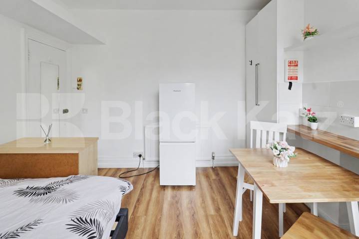 A well-presented self-contained studio apartment located on the desirable Glenloch Road, NW3 Glenloch Road, Belsize Park, NW3 (Gas and Water Included),  London