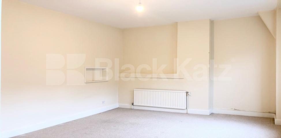 			UNDER OFFER , 2 Bedroom, 1 bath, 1 reception Ground Floor Flat			 St Paul`s Vicarage - Kipling Street, Borough/London Bridge