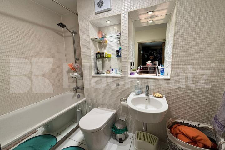 Larger than average superbly located stylish apartment Southwark Bridge Road, Borough