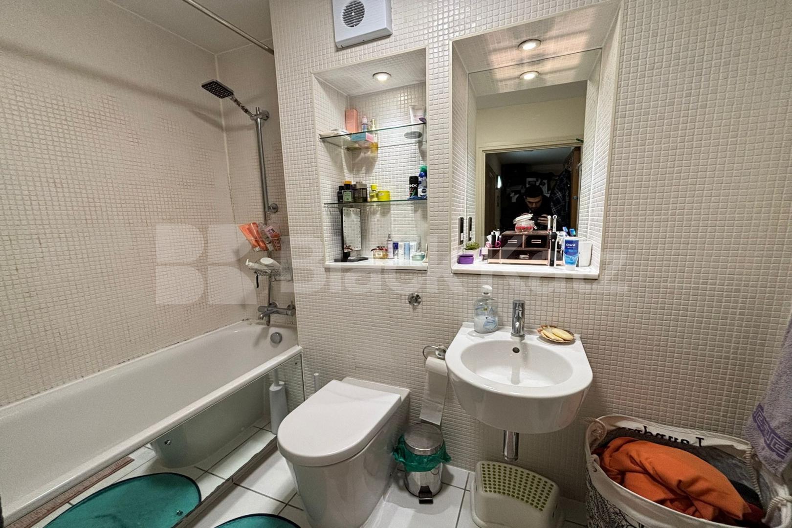 Larger than average superbly located stylish apartment Southwark Bridge Road, Borough