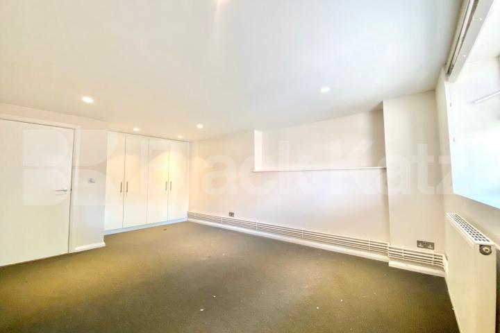 Modern Split level 3 bed 2 bath warehouse conversion with exposed brick Dove Road, Canonbury 