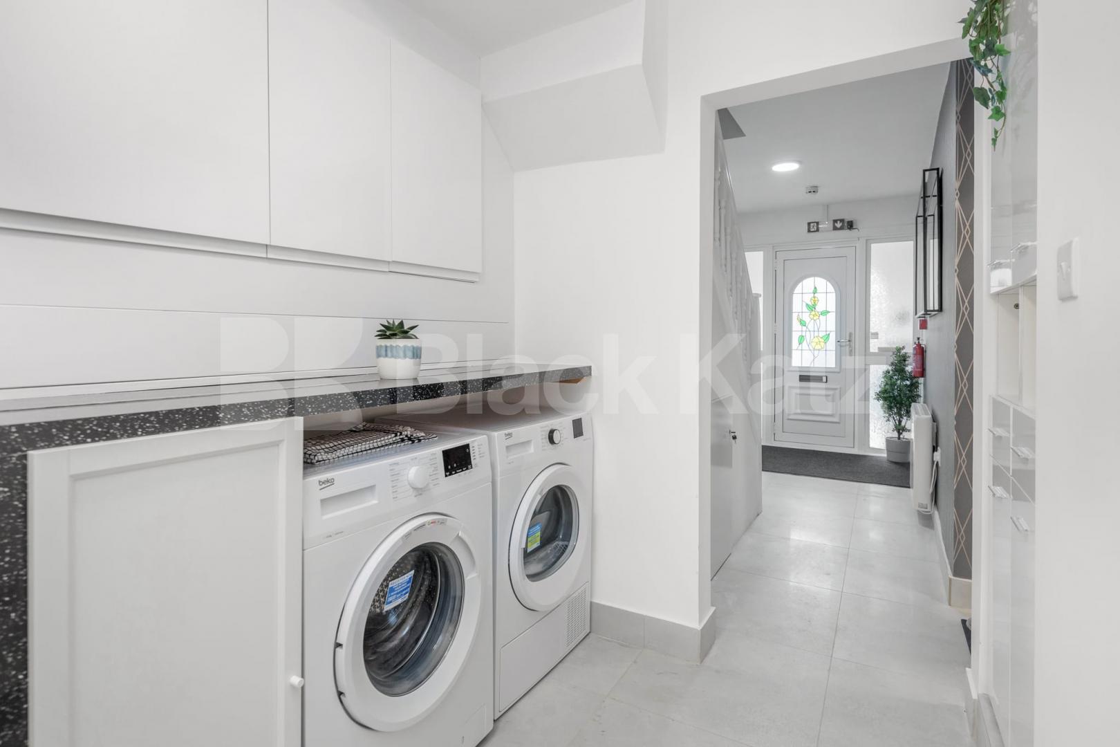 A spacious and well-presented studio apartment available to rent in the sought-after Walton Close, NW2.The studio offers a bright and generously sized living and sleeping area, a private bathroom, and a compact kitchenette, providing everything neede Walton Close, London, NW2 (Inclusive of all bills),  London