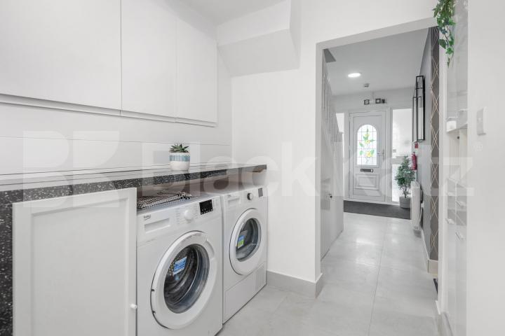 A spacious and well-presented studio apartment available to rent in the sought-after Walton Close, NW2.The studio offers a bright and generously sized living and sleeping area, a private bathroom, and a compact kitchenette, providing everything neede Walton Close, London, NW2 (Inclusive of all bills),  London