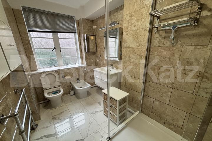 Highly desirable development with 24 hr concierge  Du Cane Court, Balham 