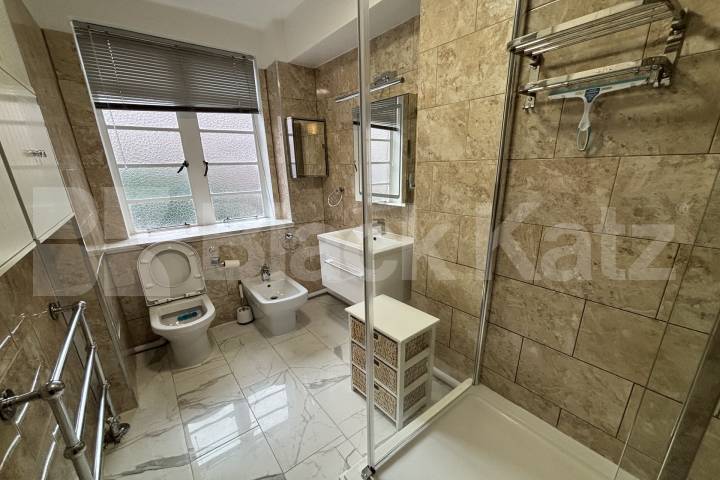 Highly desirable development with 24 hr concierge  Du Cane Court, Balham 