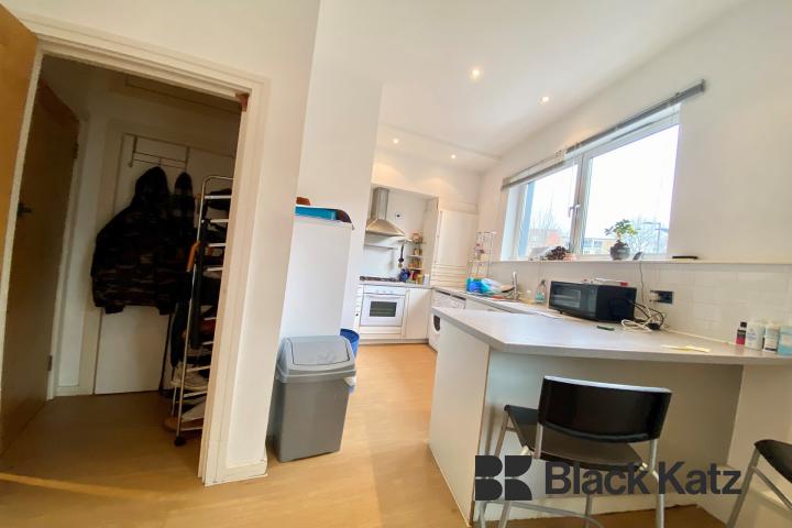 Superbly located & offering 528 Sq. Ft. of living & entertaining space  Newington Causeway, Borough