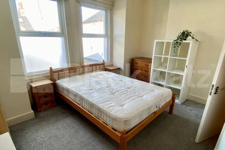 Flooded with natural light & offering 979 Sq Ft. of living & entertaining space Brading Road, Brixton