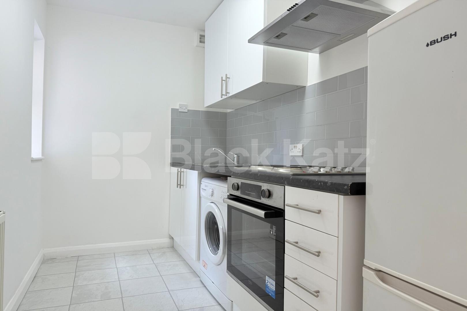 Newly refurbished Studio with a separate kitchen and a modern tiled batrhoom Mare Street , Hackney