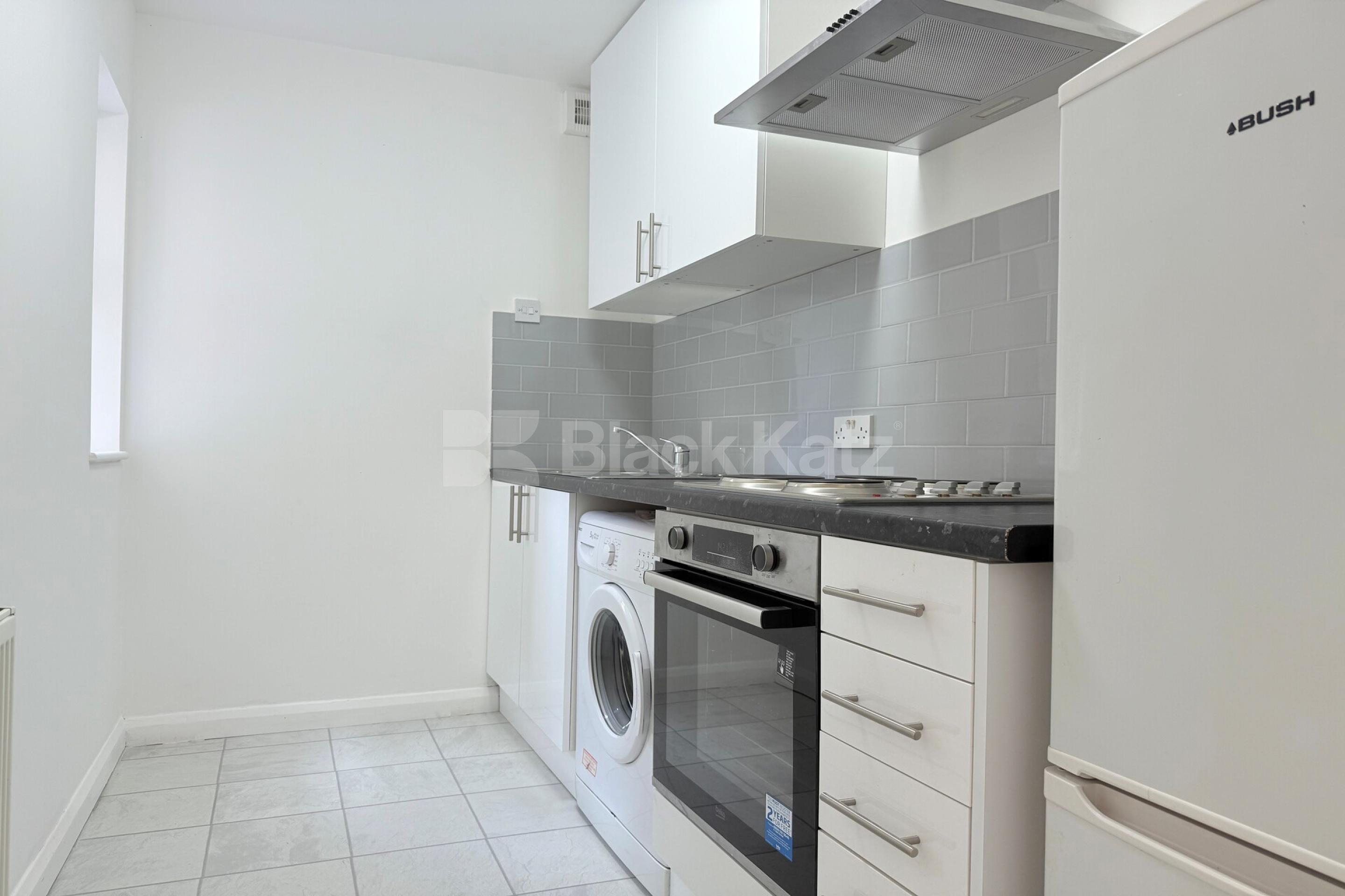Newly refurbished Studio with a separate kitchen and a modern tiled batrhoom Mare Street , Hackney E8