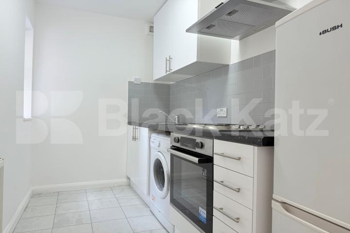 Newly refurbished Studio with a separate kitchen and a modern tiled batrhoom Mare Street , Hackney