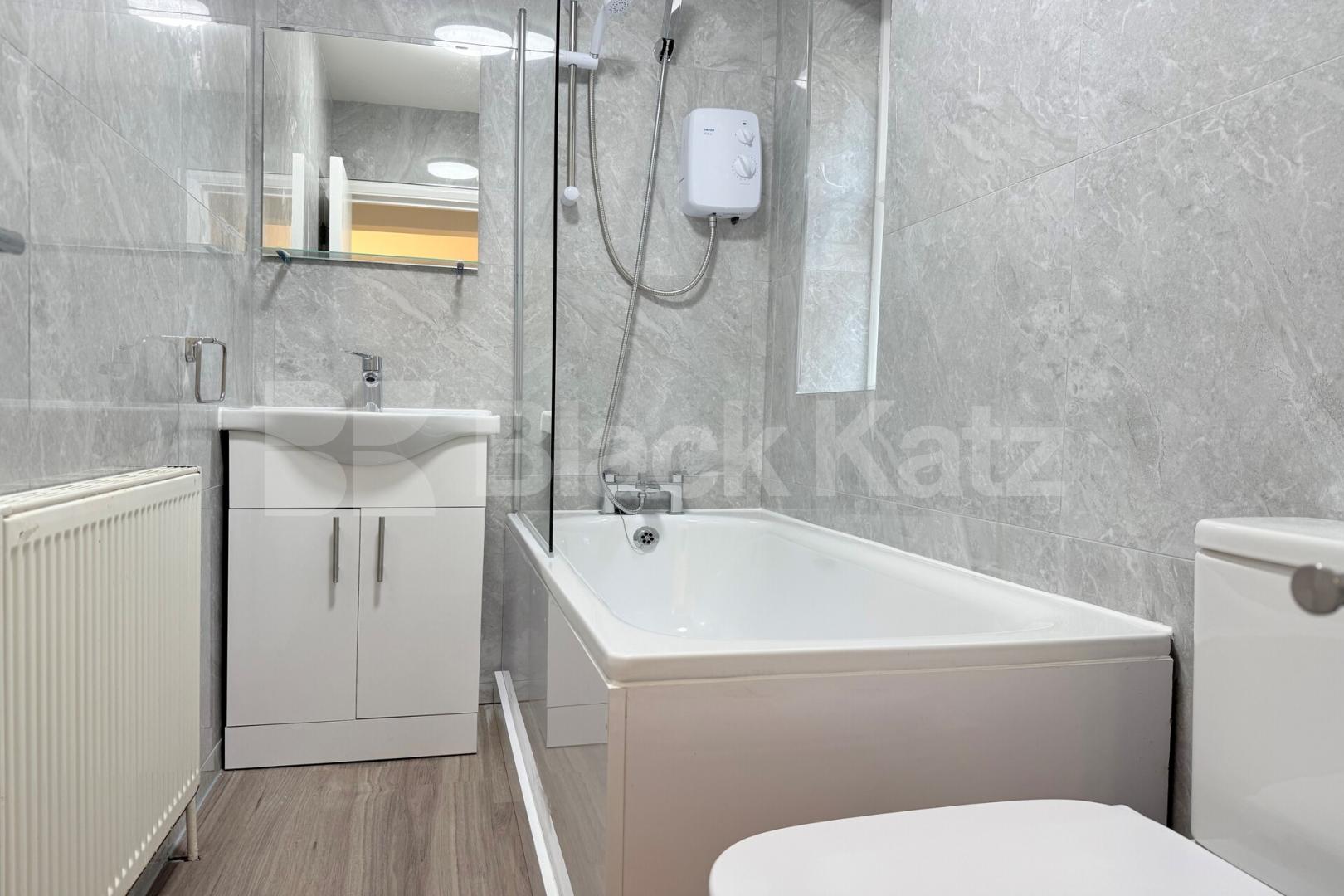 Newly refurbished Studio with a separate kitchen and a modern tiled batrhoom Mare Street , Hackney