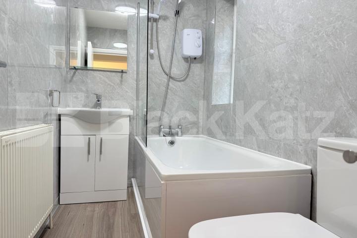 Newly refurbished Studio with a separate kitchen and a modern tiled batrhoom Mare Street , Hackney