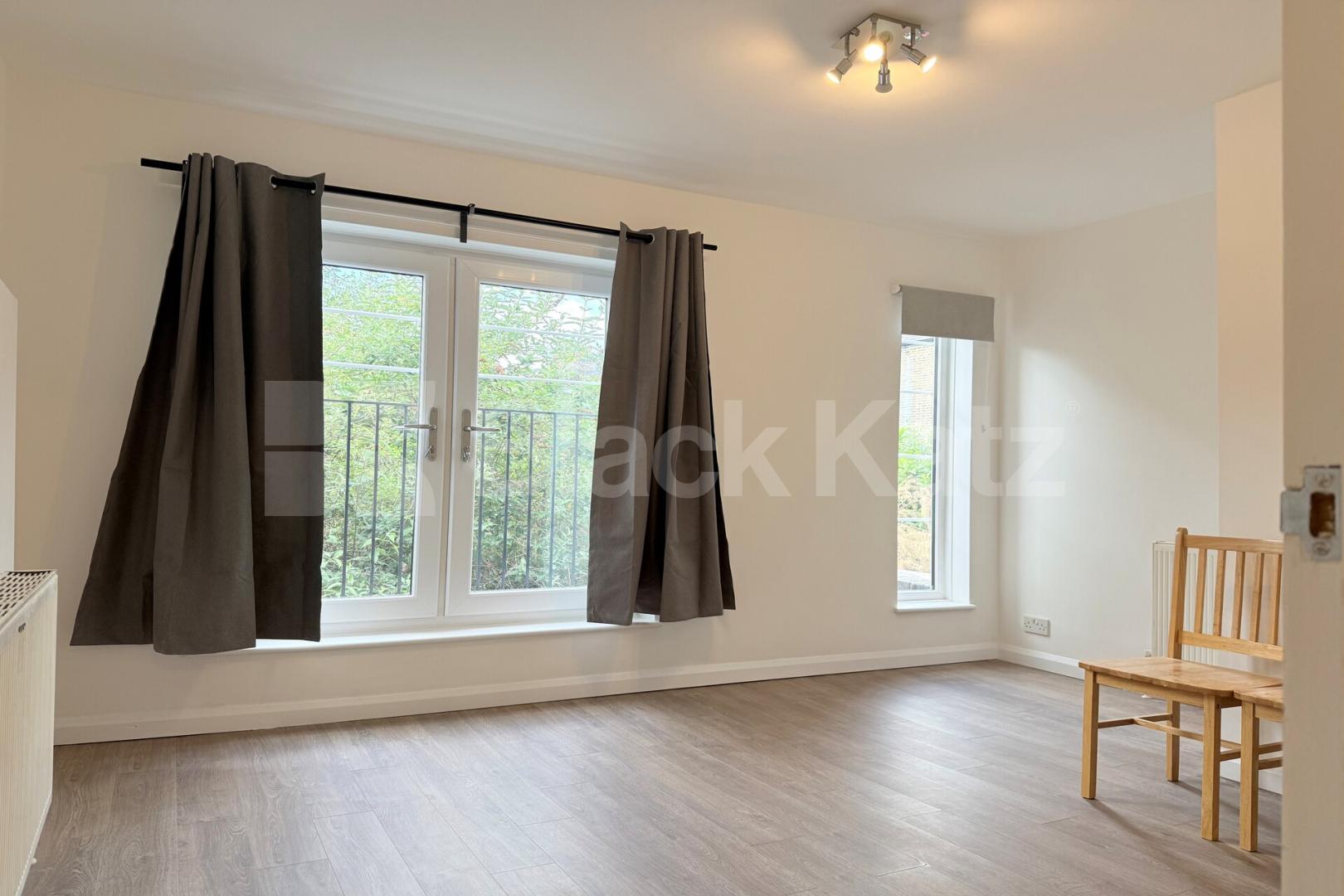 Newly refurbished Studio with a separate kitchen and a modern tiled batrhoom Mare Street , Hackney