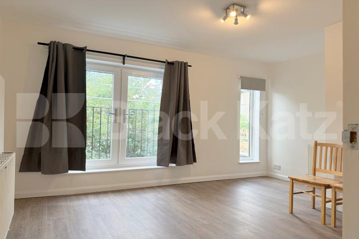 Newly refurbished Studio with a separate kitchen and a modern tiled batrhoom Mare Street , Hackney