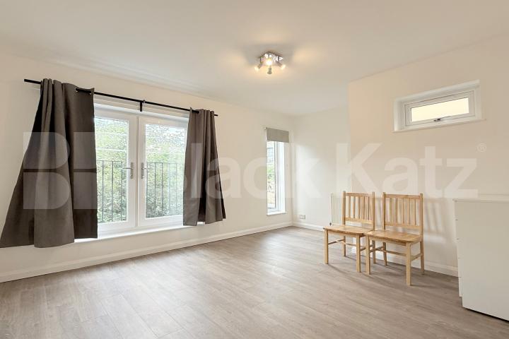 Newly refurbished Studio with a separate kitchen and a modern tiled batrhoom Mare Street , Hackney